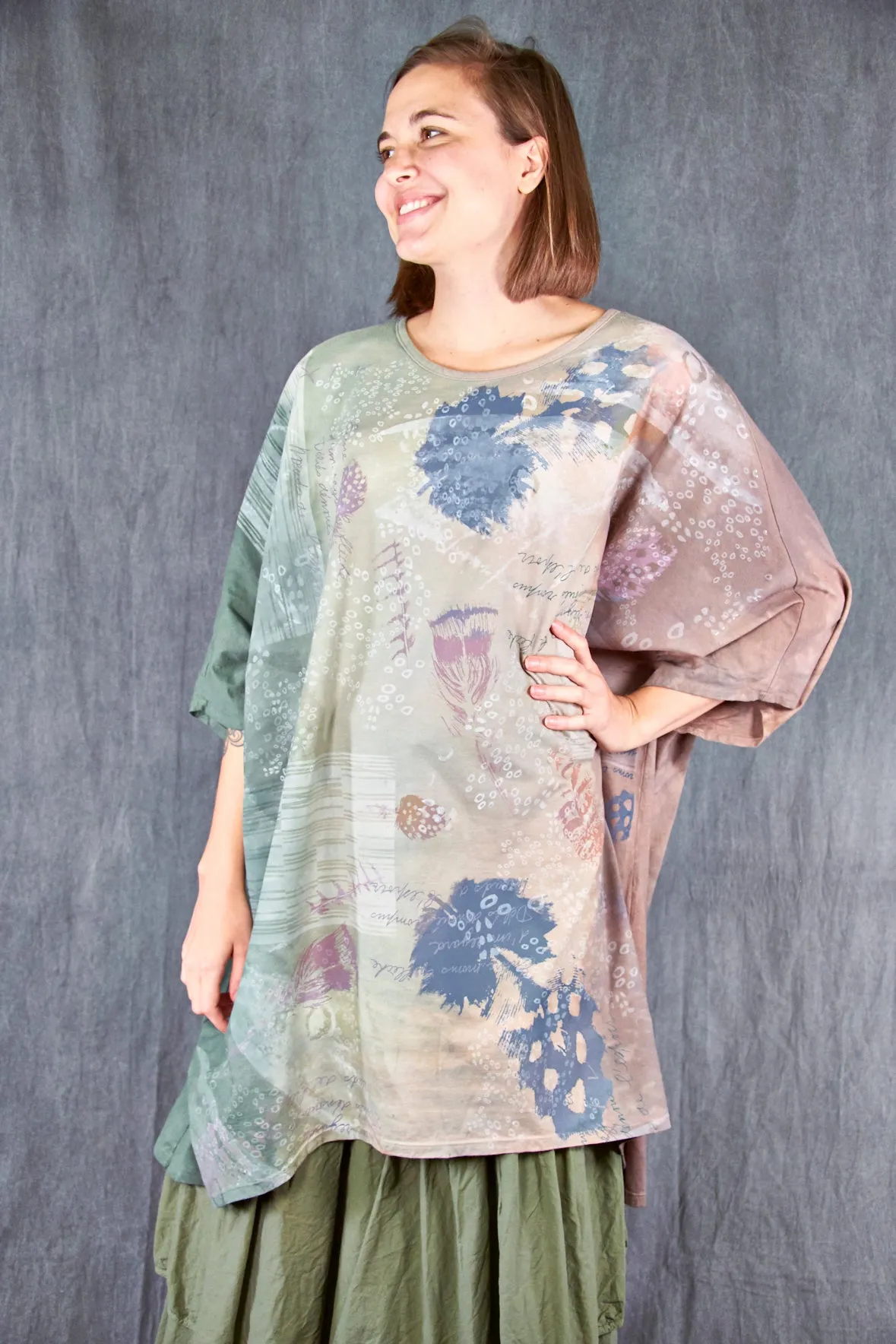 1255HD Art Tee Algae/Earth Feather Winds