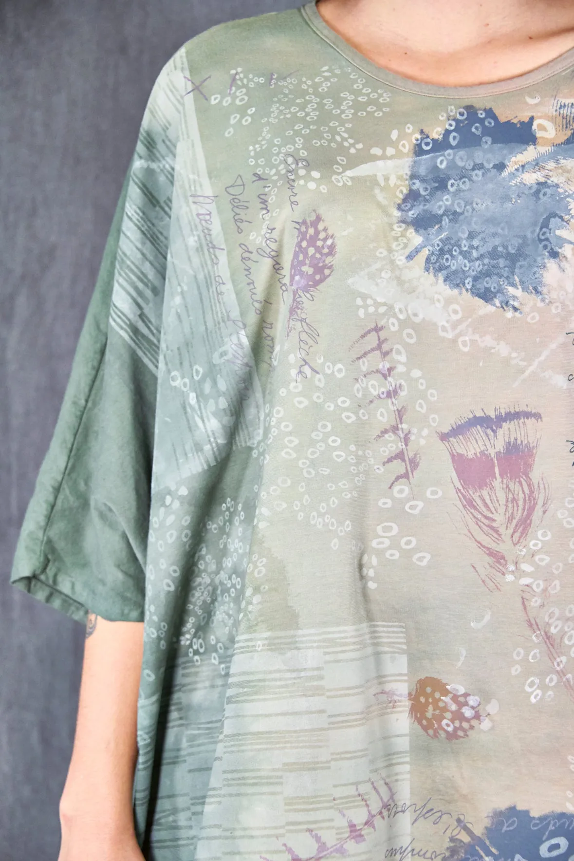 1255HD Art Tee Algae/Earth Feather Winds