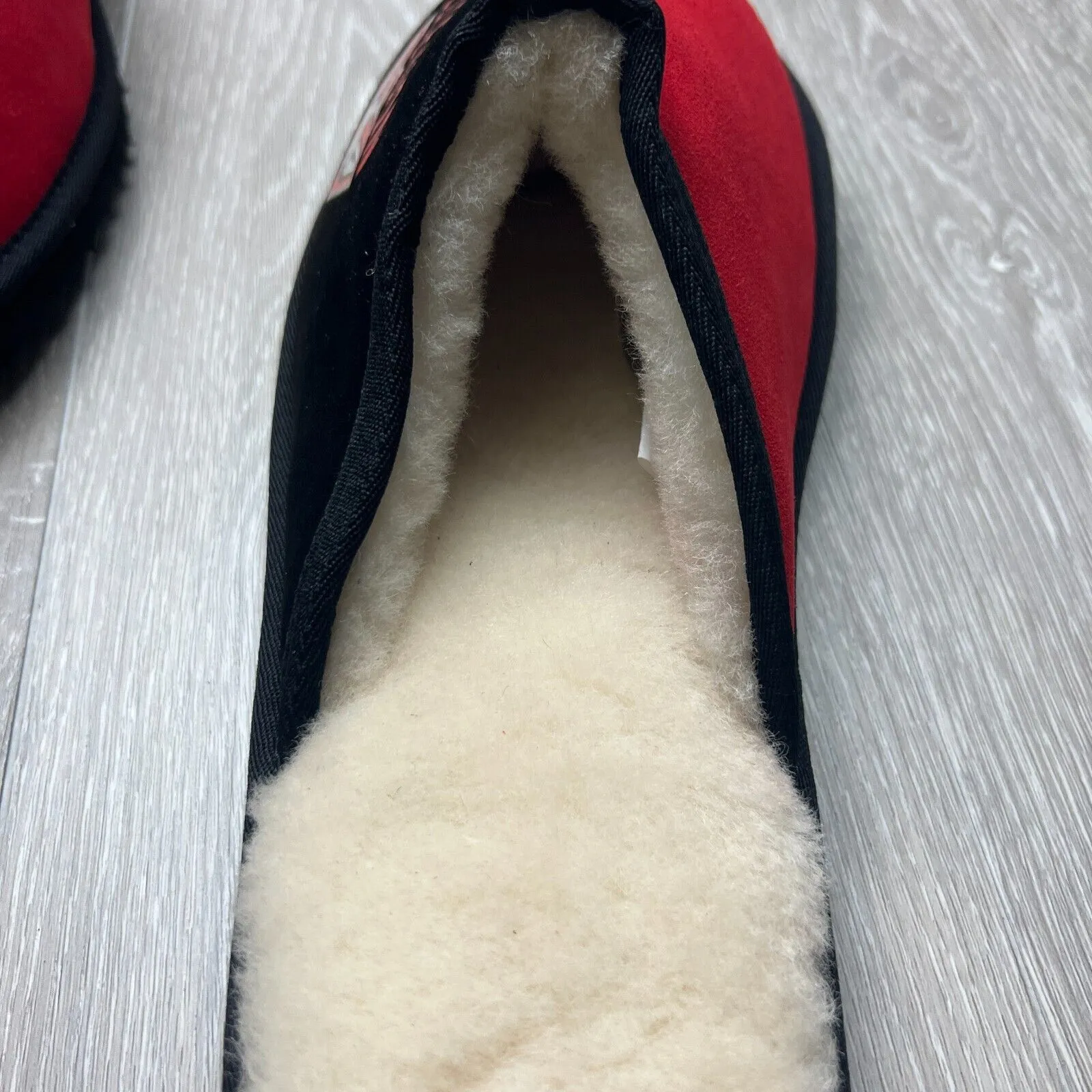 AFL Team Kicks Essendon Bombers Merino Wool Slippers Size US W 12.5 / M 11.5