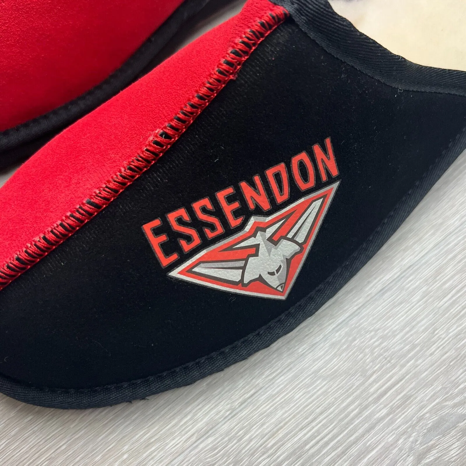 AFL Team Kicks Essendon Bombers Merino Wool Slippers Size US W 12.5 / M 11.5