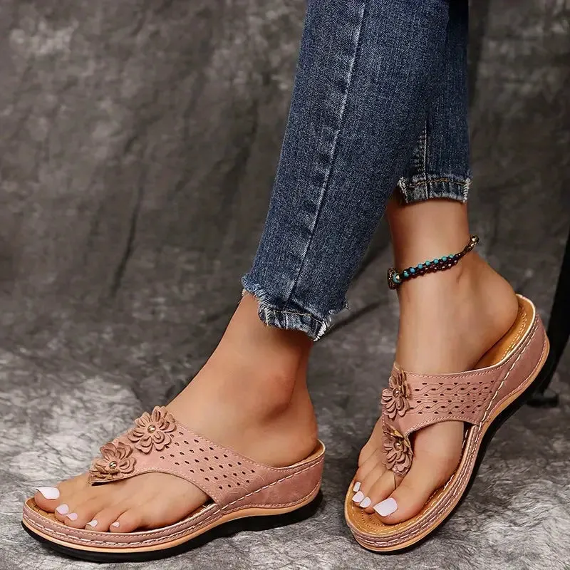 GS Bloem Slipper | Casual slippers met verhoogde hak en bloem detail voor dames