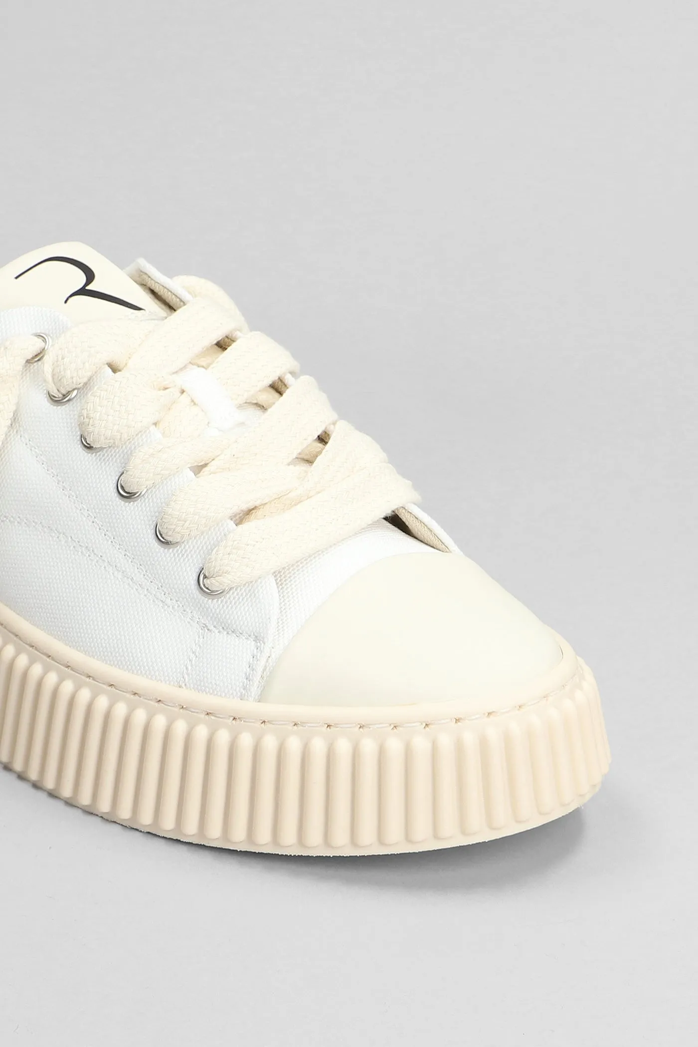 Sneakers in white canvas