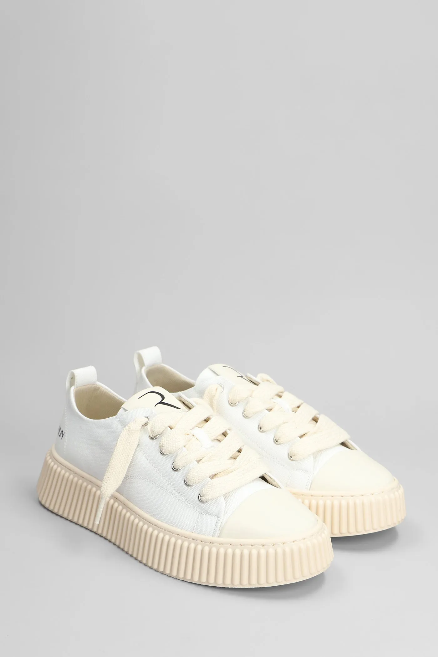 Sneakers in white canvas