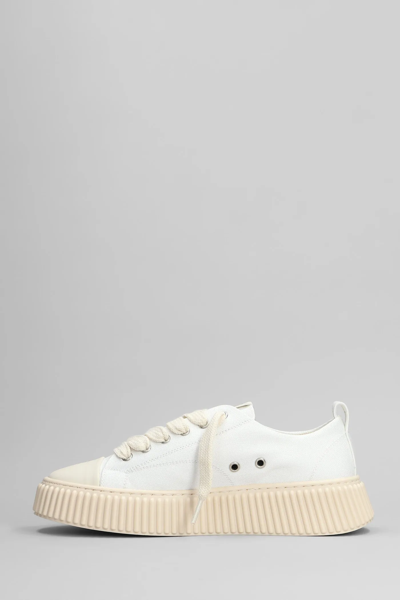 Sneakers in white canvas