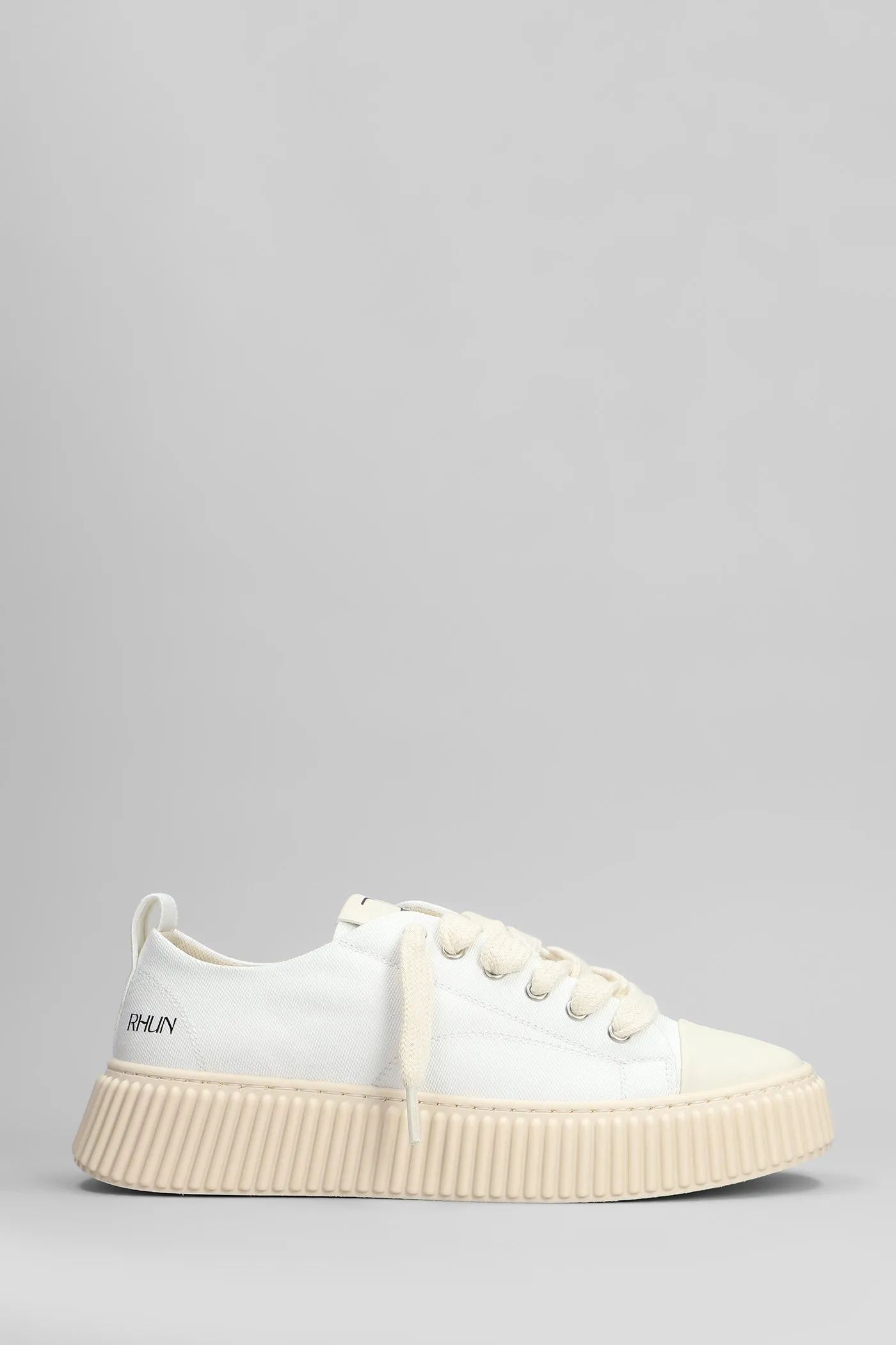 Sneakers in white canvas
