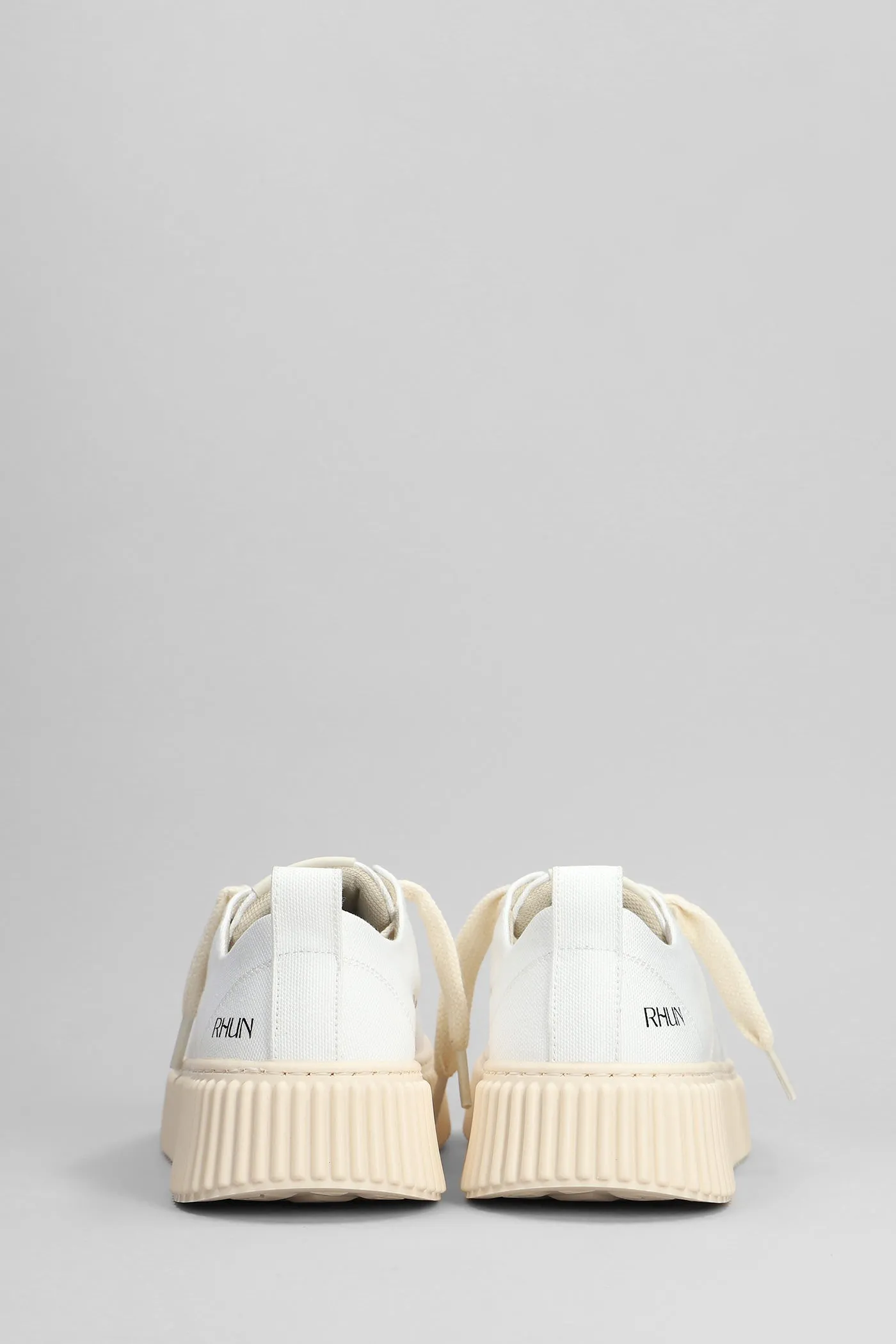 Sneakers in white canvas