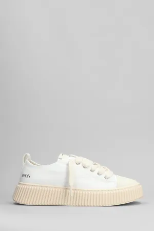 Sneakers in white canvas